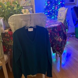 Men’s size medium, royal Jeff, beautiful green long sleeve sweater